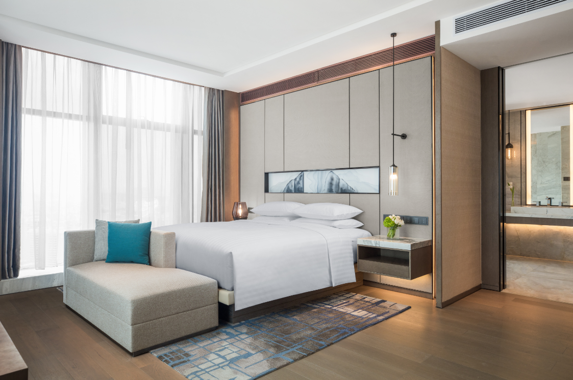 Grand Deluxe Suite, Executive lounge access, 1 King
