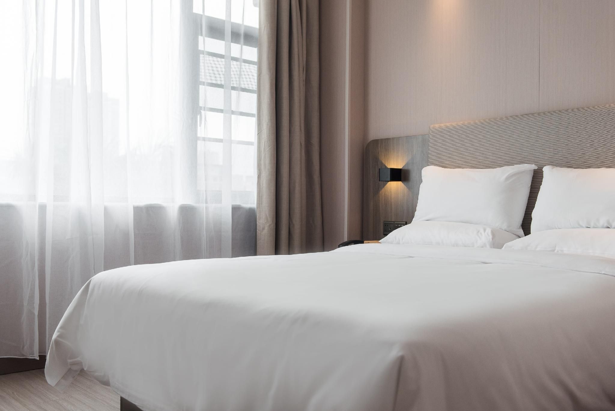 Huazhu - Room With Bed