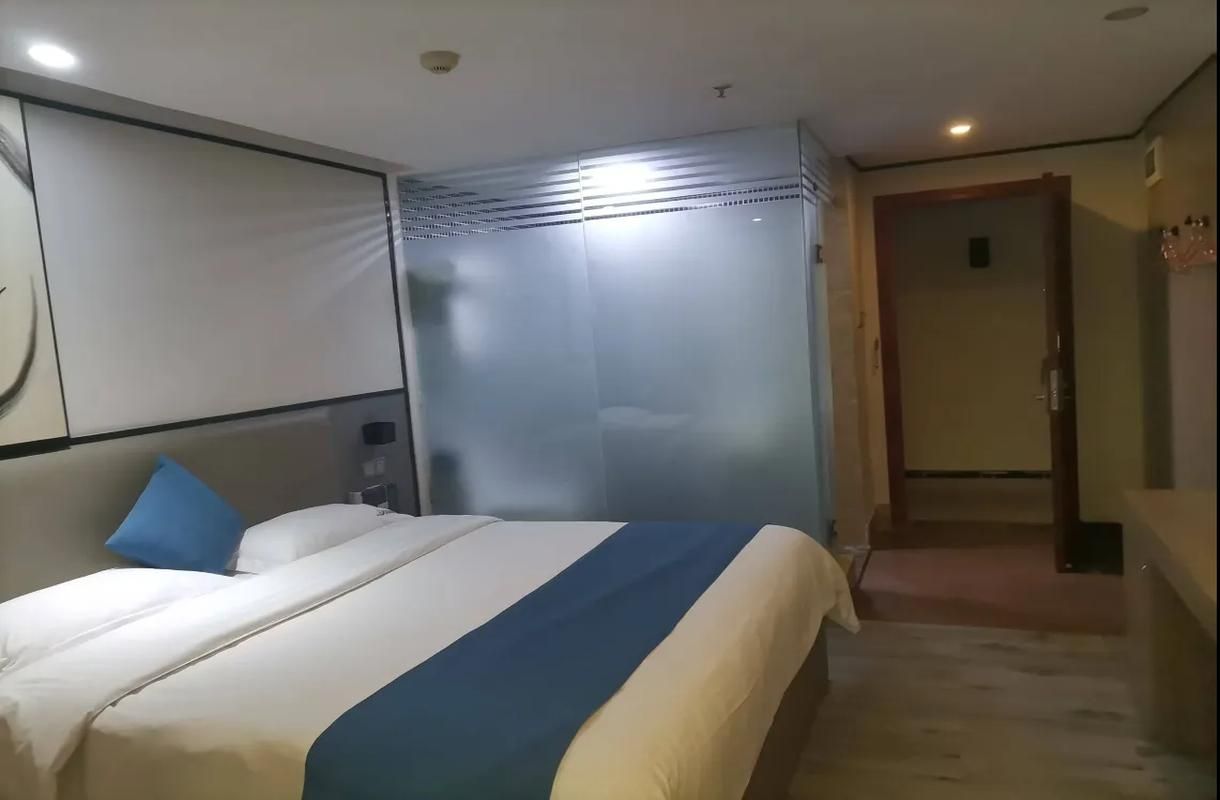 Comfort Queen Room