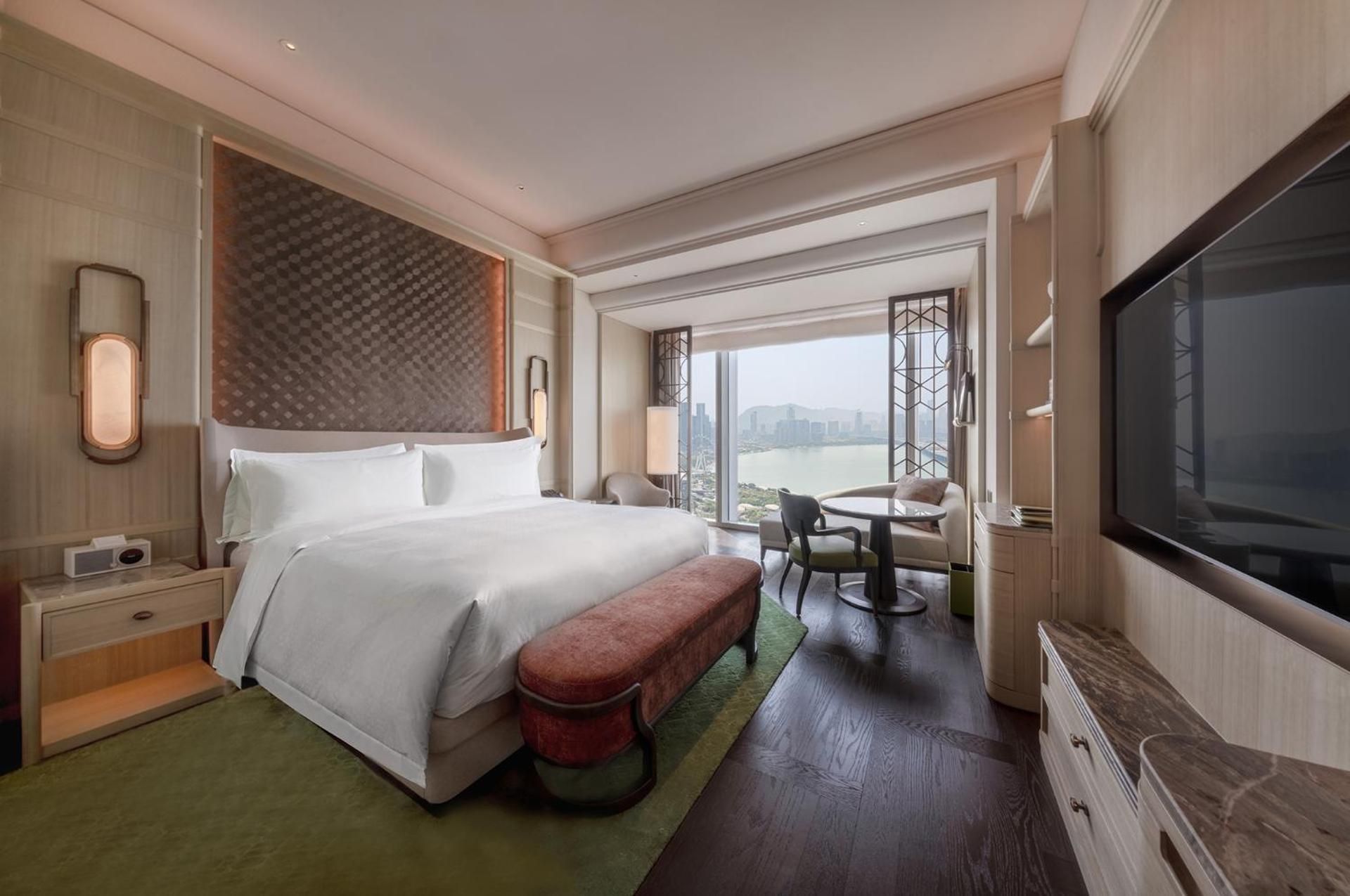 Deluxe Ferris Wheel Bay, Guest room, 1 King, Ferris Wheel view, Bay view