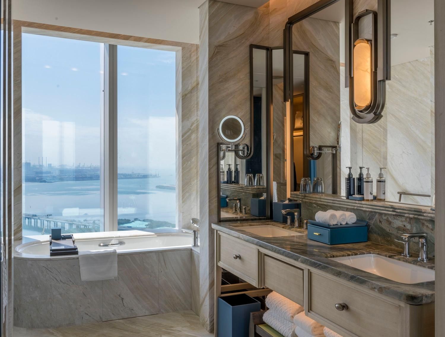 Caroline Astor Suite, Suite, 1 King, Bay view
