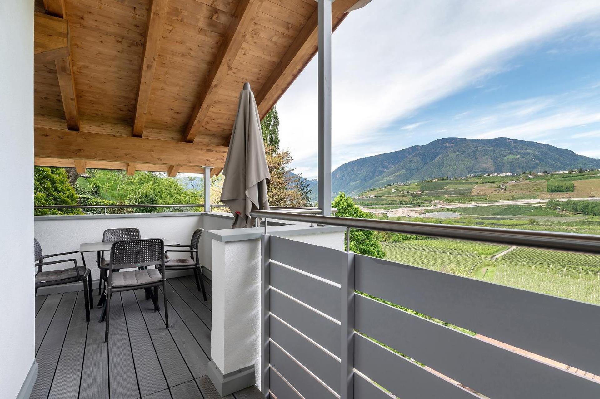 Two-Bedroom Deluxe Apartment with Balcony