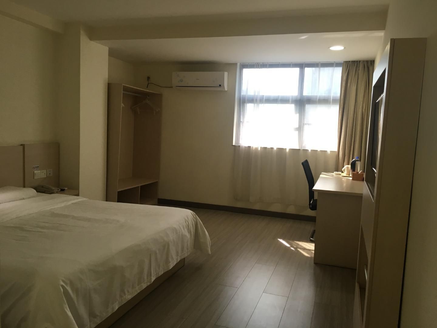 Hotel Queen Room