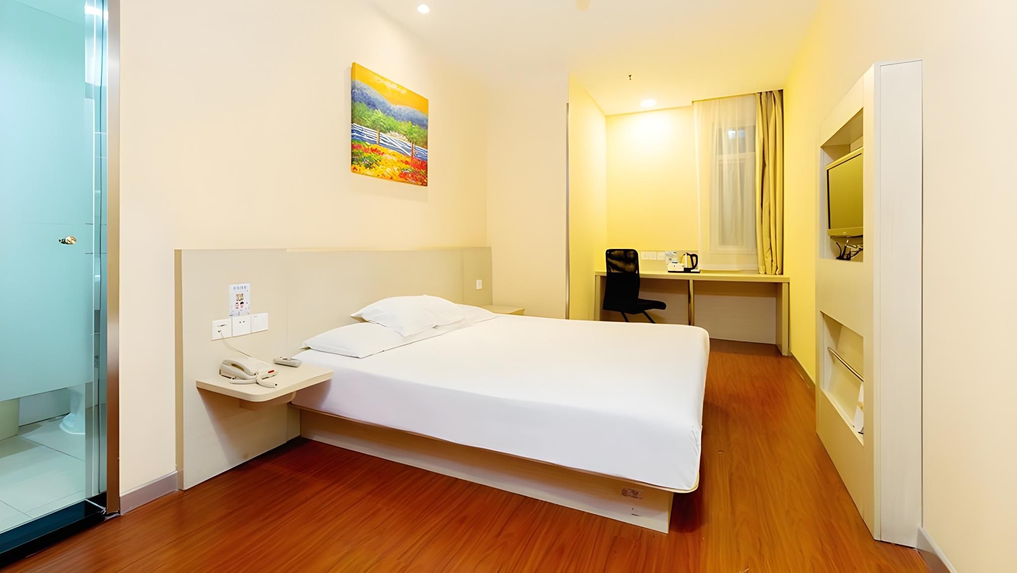 Hotel Queen Room