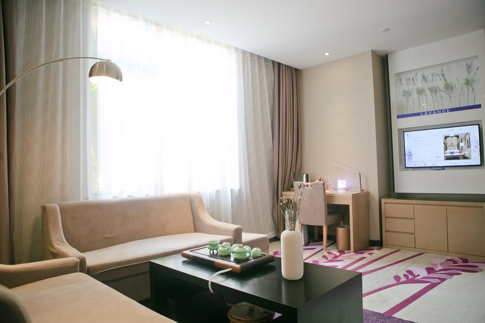 1 Queen Bed Business Suite