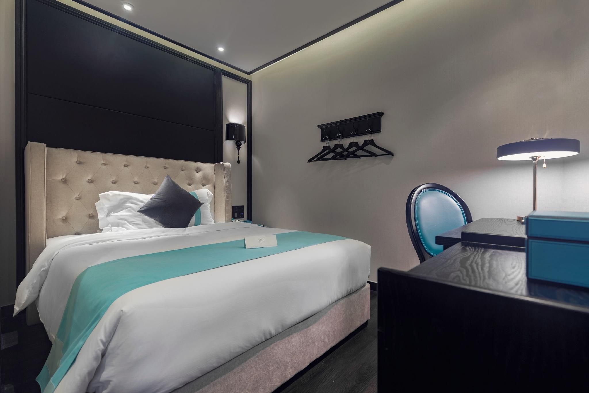 Xana - Elegant Room