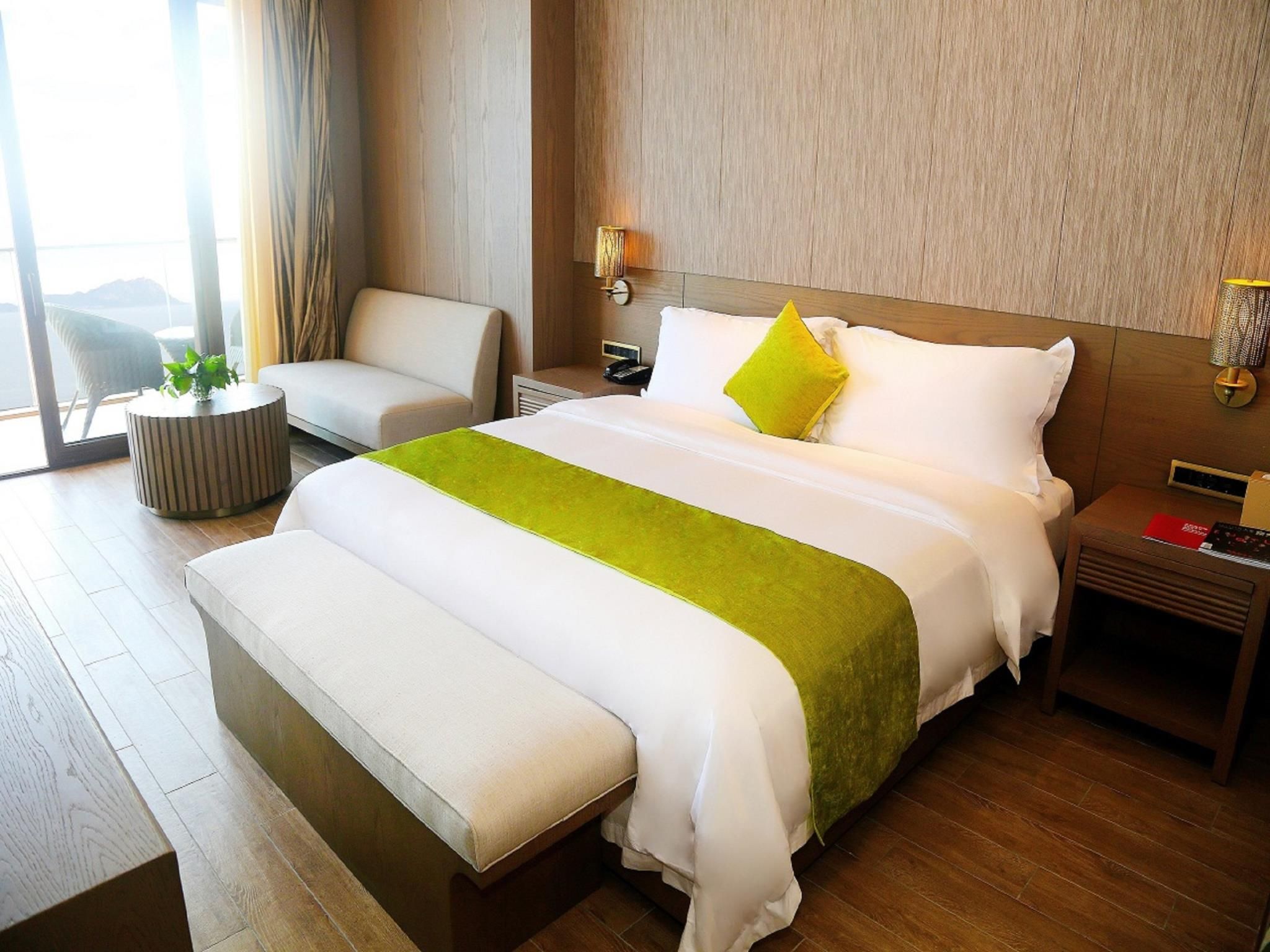 Deluxe Seaview Queen