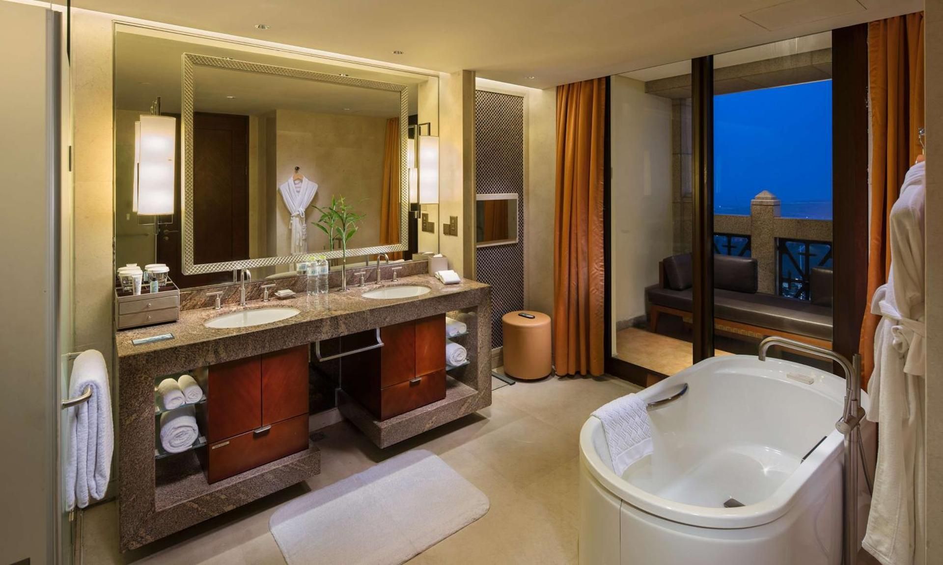 King One Bedroom Suite with Lounge Access