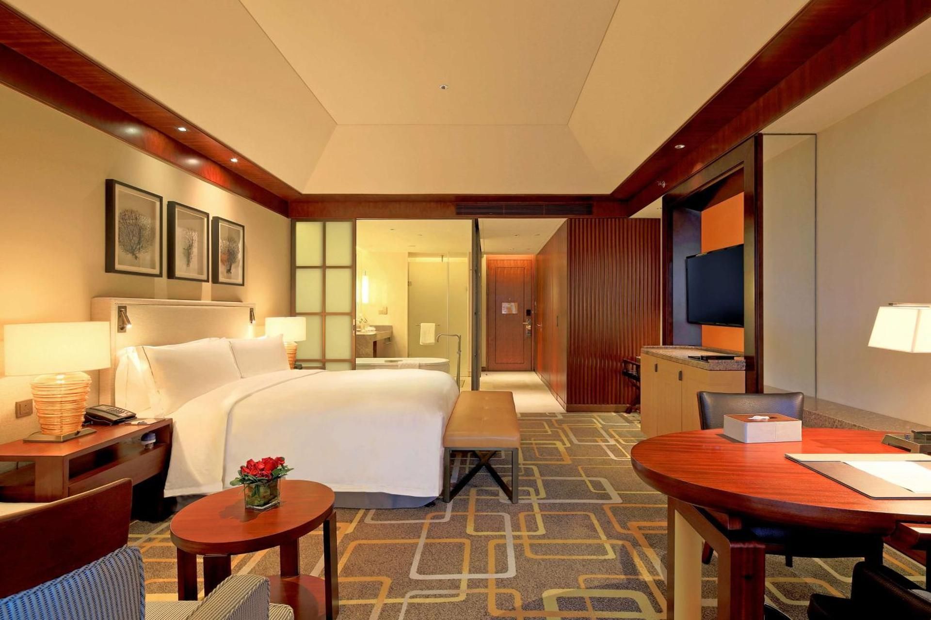 King One Bedroom Deluxe Suite - Ocean View