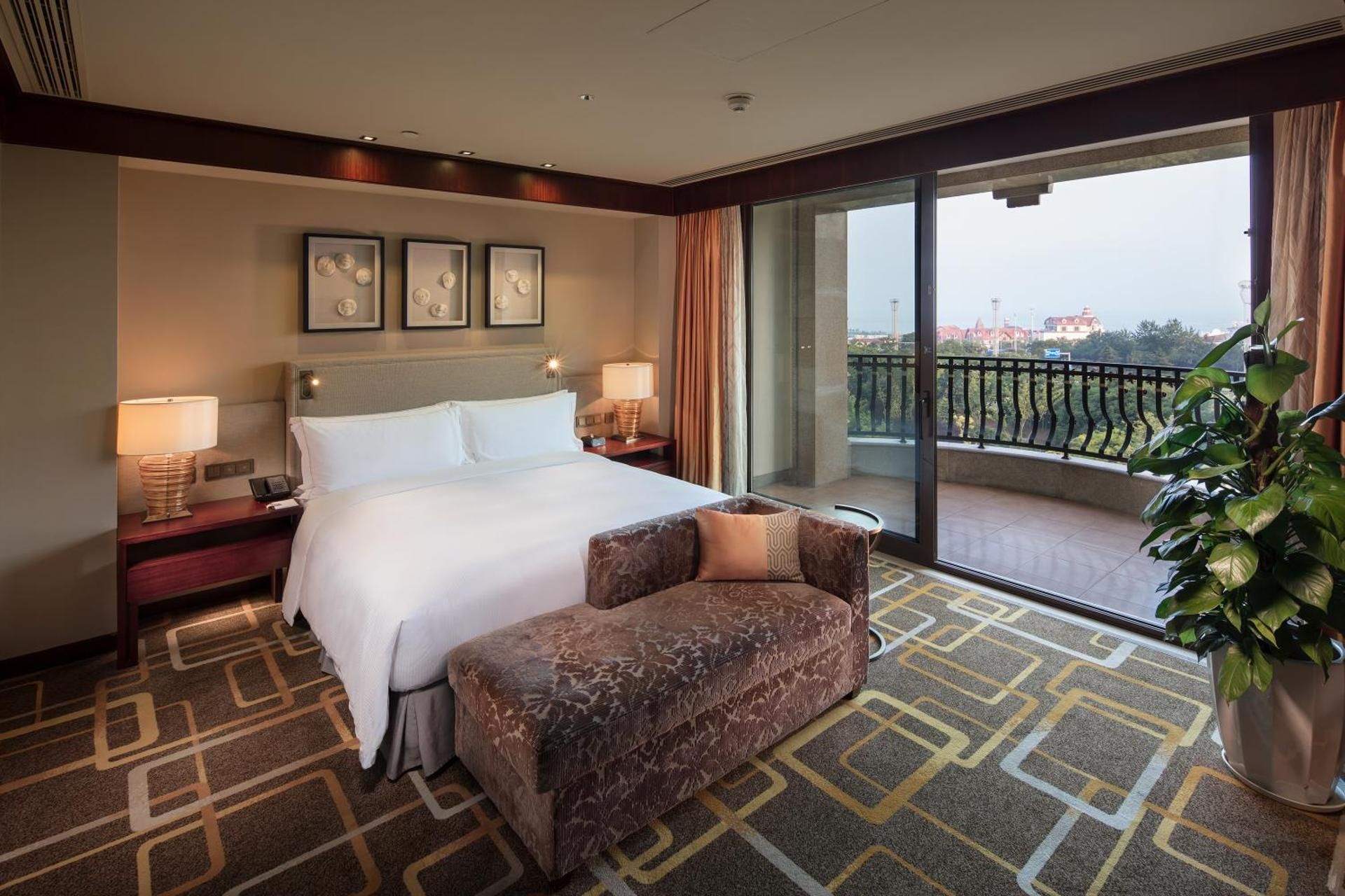 KING ONE BEDROOM OCEAN VIEW SUITE WITH LOUNGE