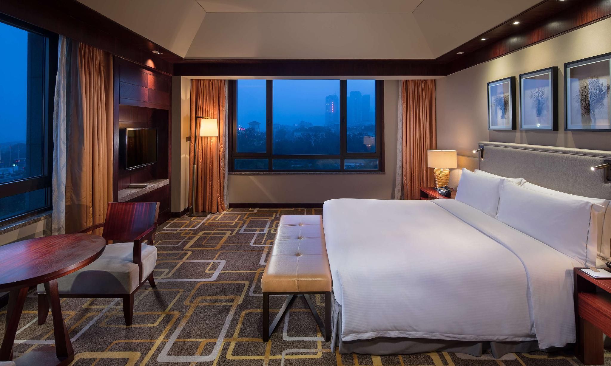 King One Bedroom Suite with Lounge Access