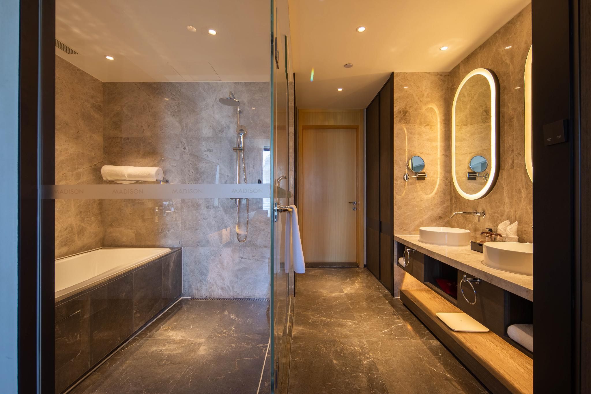 Huazhu - Executive Suite with View