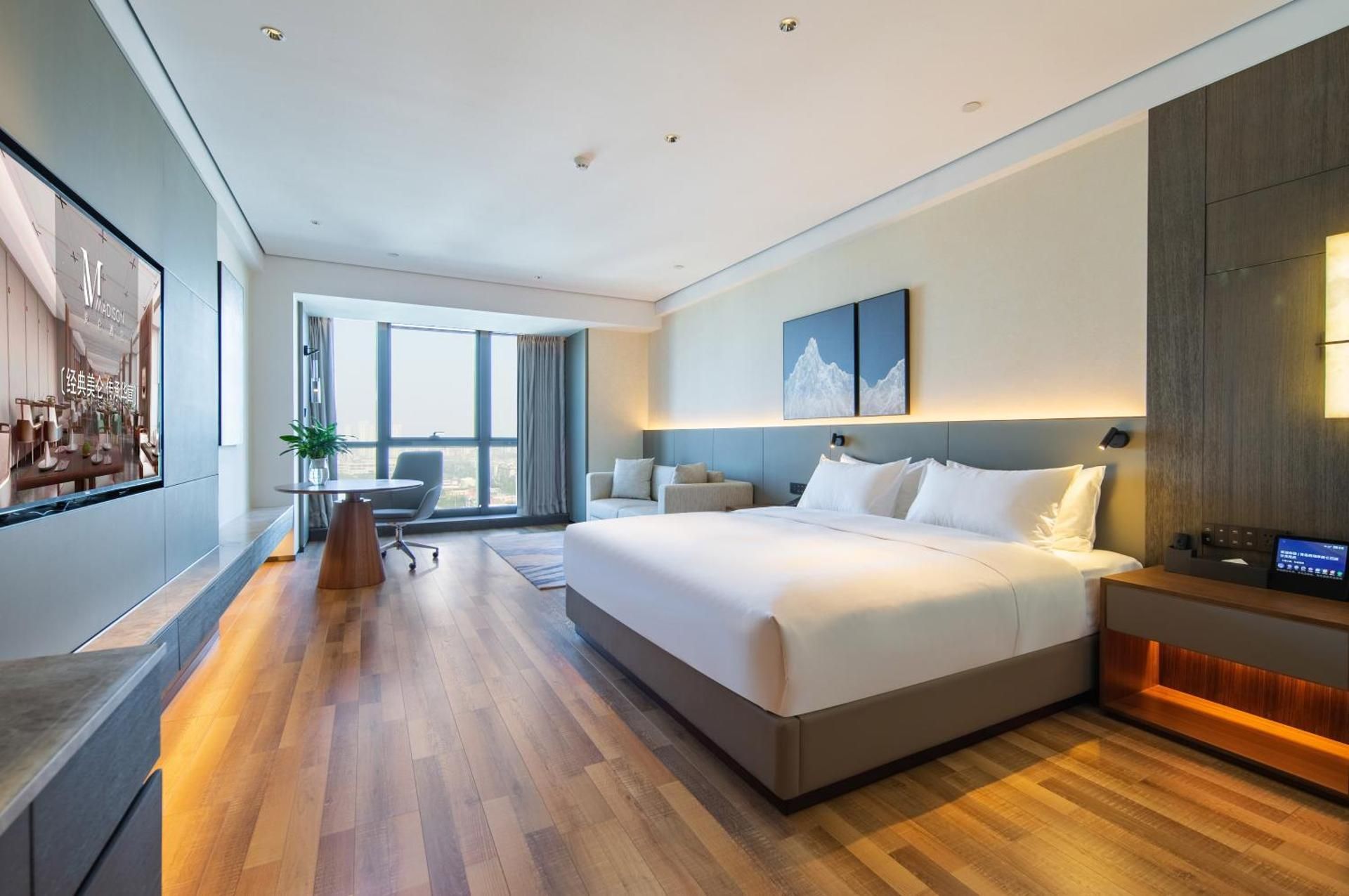 Deluxe Queen Room