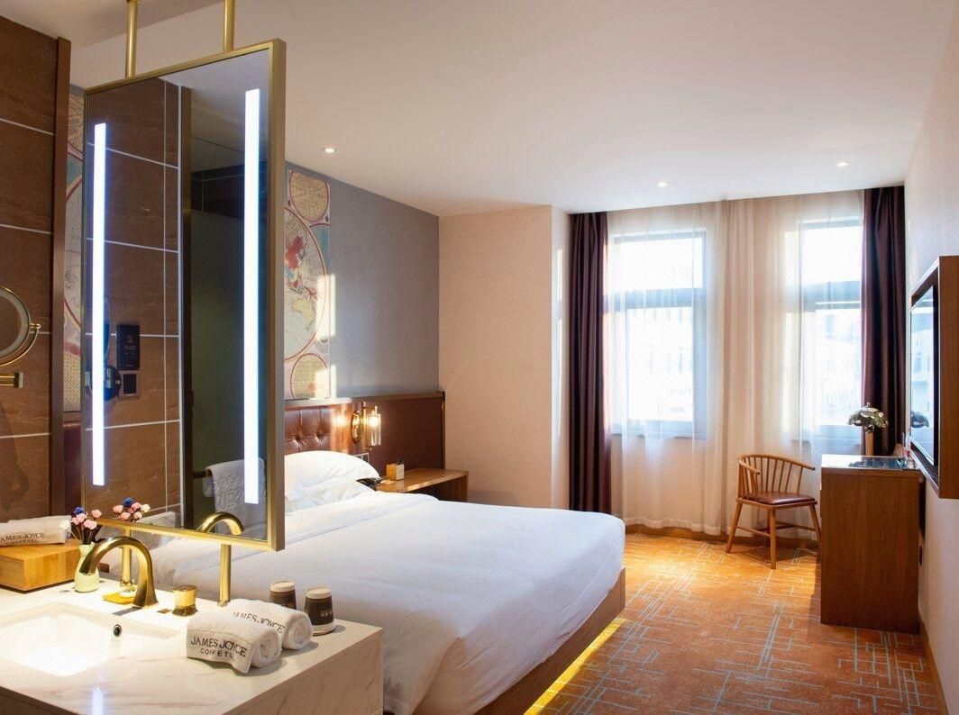 James Joyce - Queen Bed Room