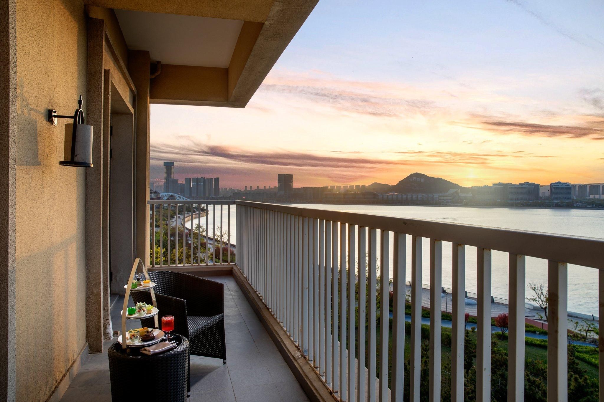 1 King Suite Lounge Accessibleess