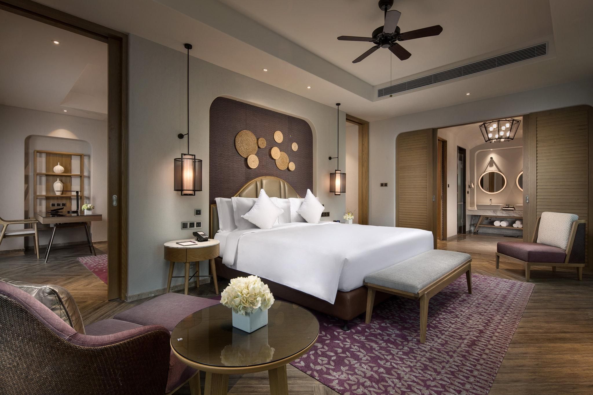 1 King Suite Lounge Accessibleess