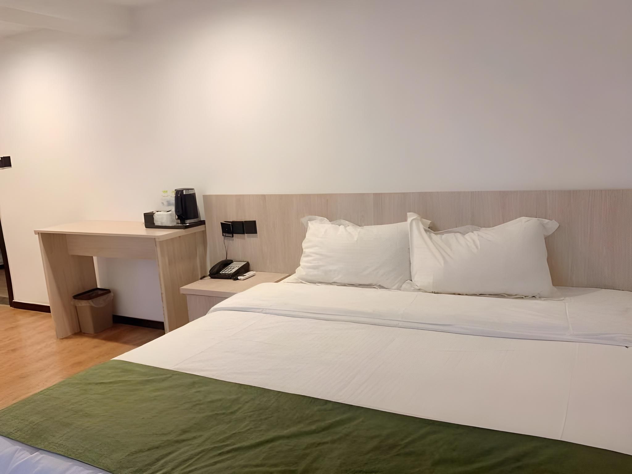 GreenTree Inn Qingdao Huangdao District Jinshatan Road GRT - Speical Room With Bed