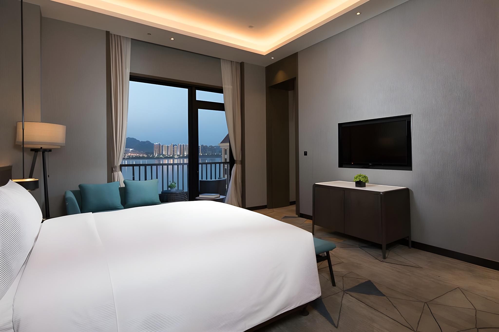 King One Bedroom Ambassador Suite