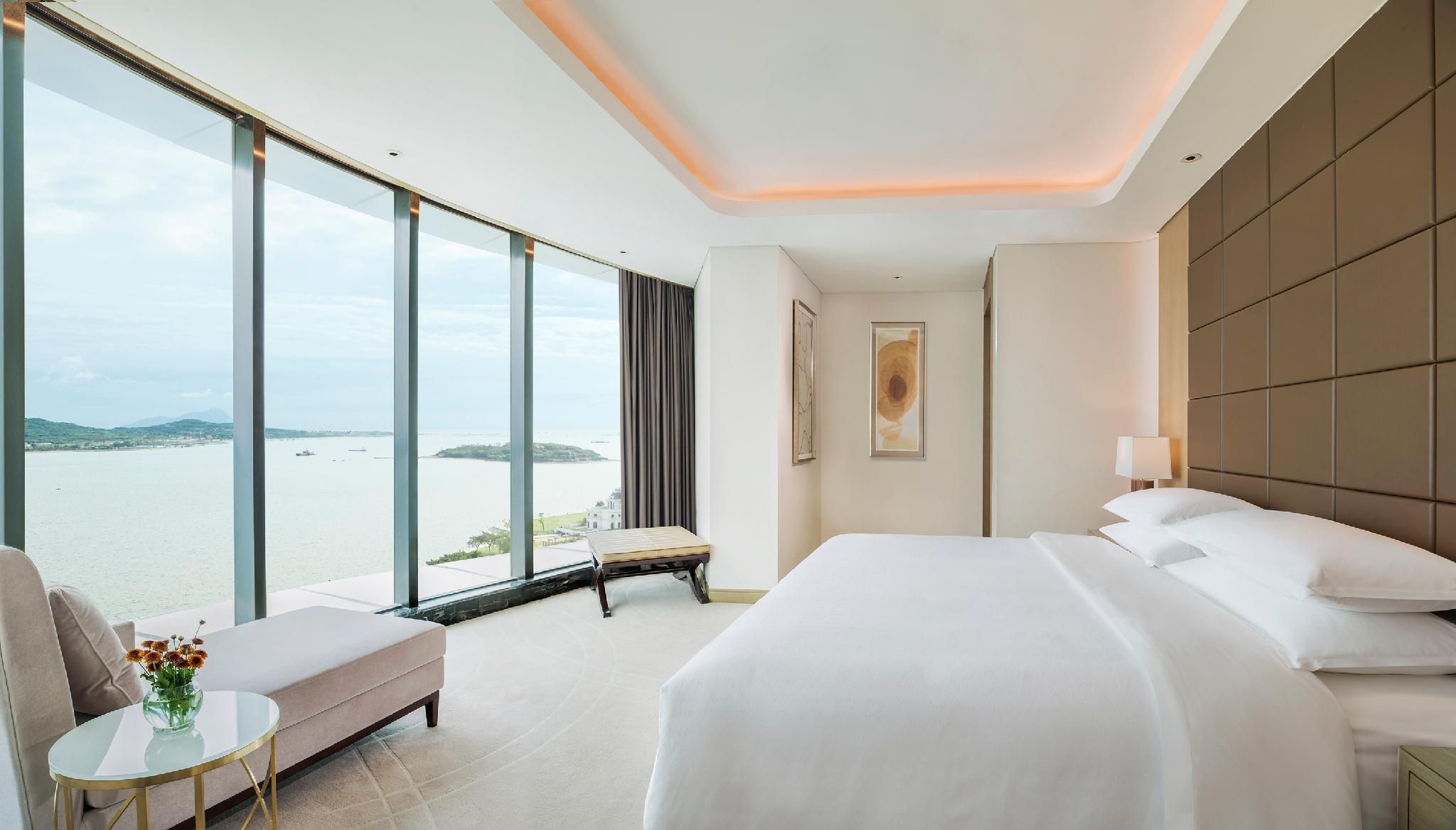 Ambassador Suite, Club lounge access, 1 Bedroom Suite, 1 King, Ocean view