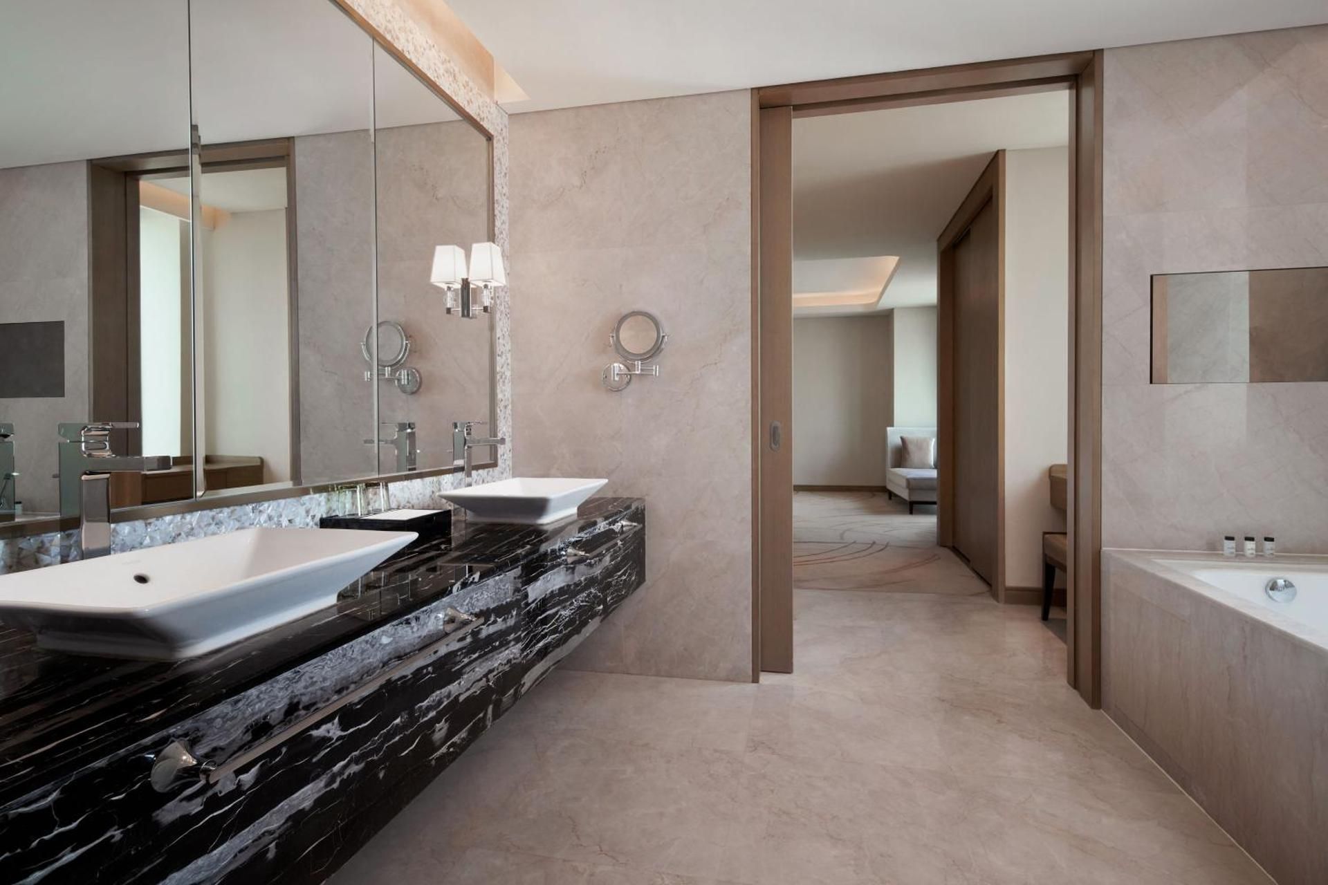 Club lounge access, 1 Bedroom Suite, 1 King