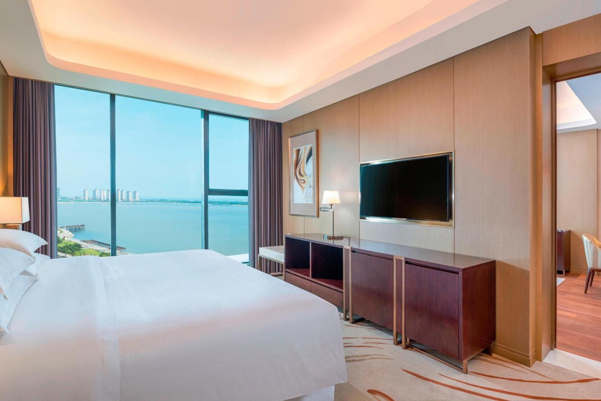 Premier Sea View Suite, Club level, 1 King, Tangdao Bay view