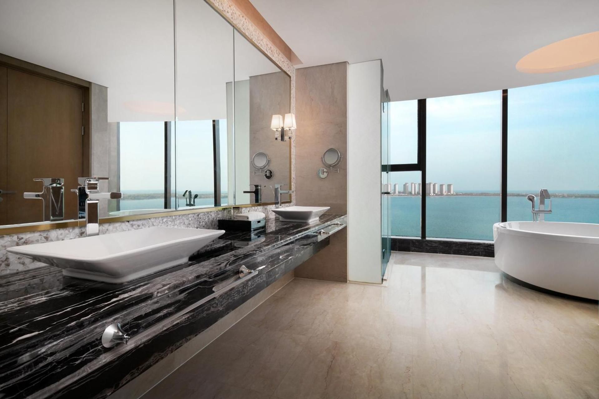 Ambassador Suite, Club lounge access, 1 Bedroom Suite, 1 King, Ocean view
