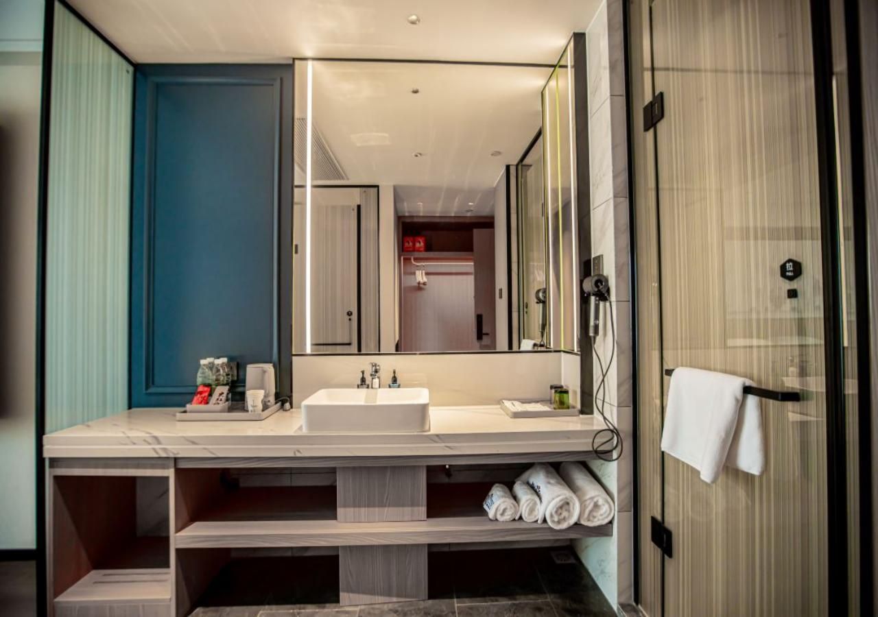 1 King Bed, Mobility Accessible Room, Bathtub w/ Grab Bars, Non-Smoking