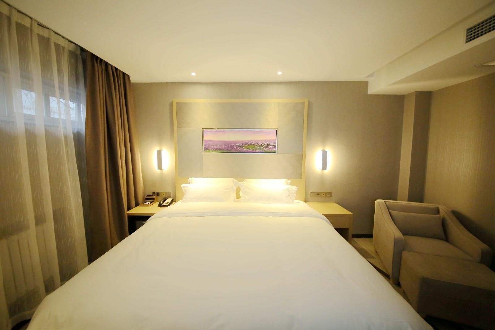 1 Queen Bed Room