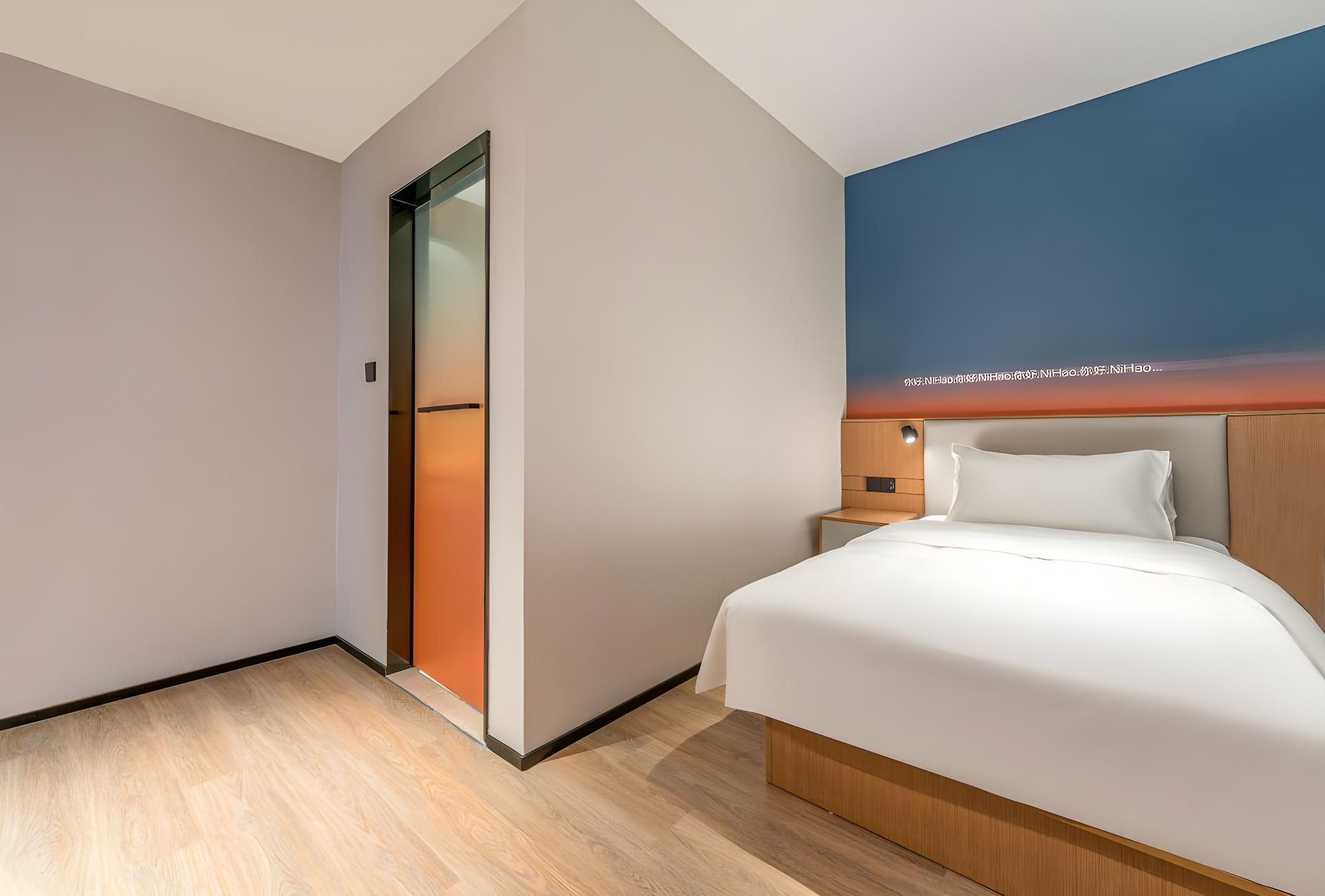 Huazhu - Room With Bed