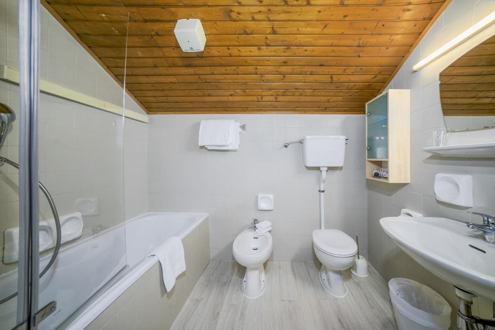 One-Bedroom Apartment (5 Adults)