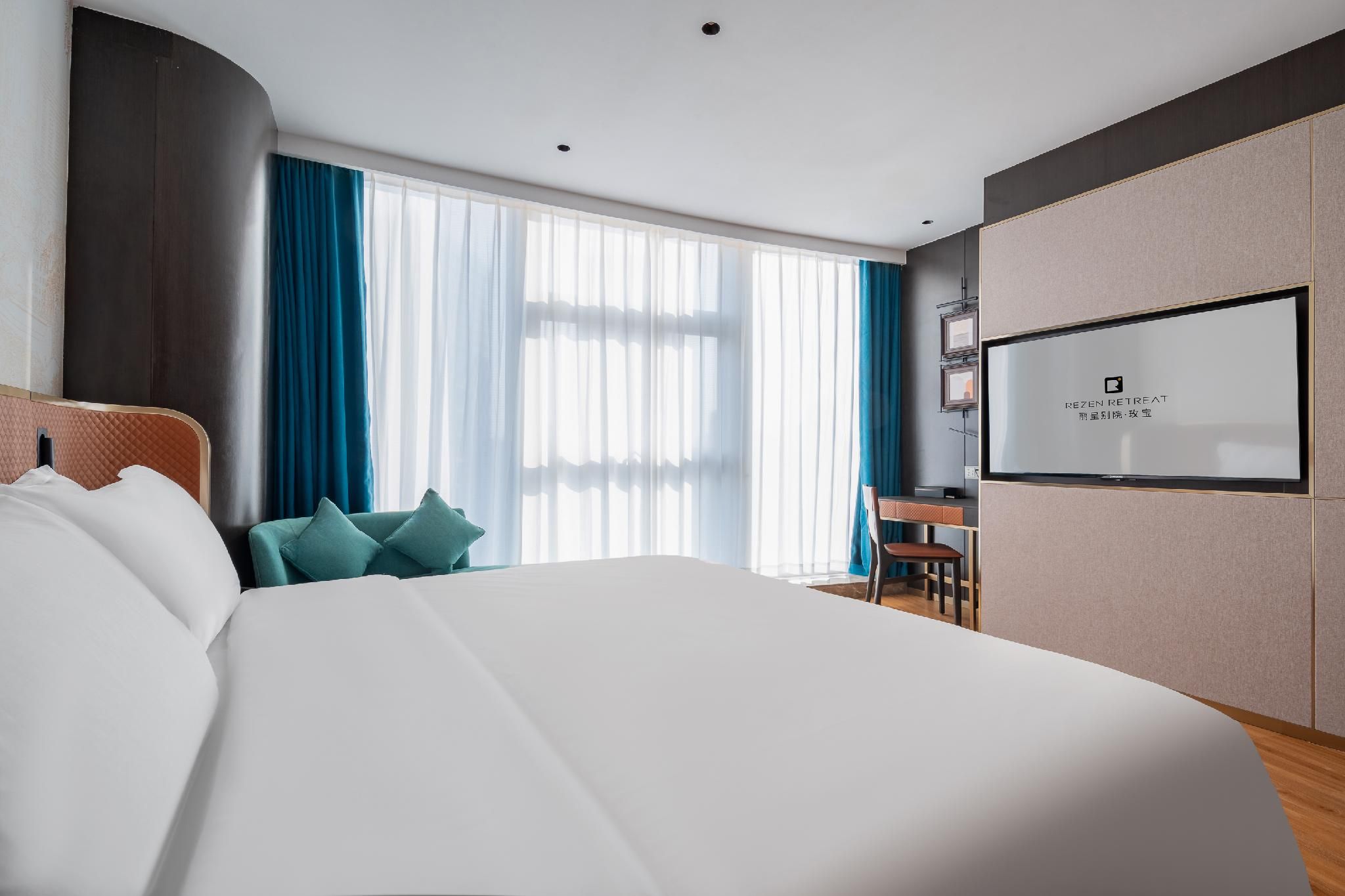Rezen - Holiday Deluxe King Room