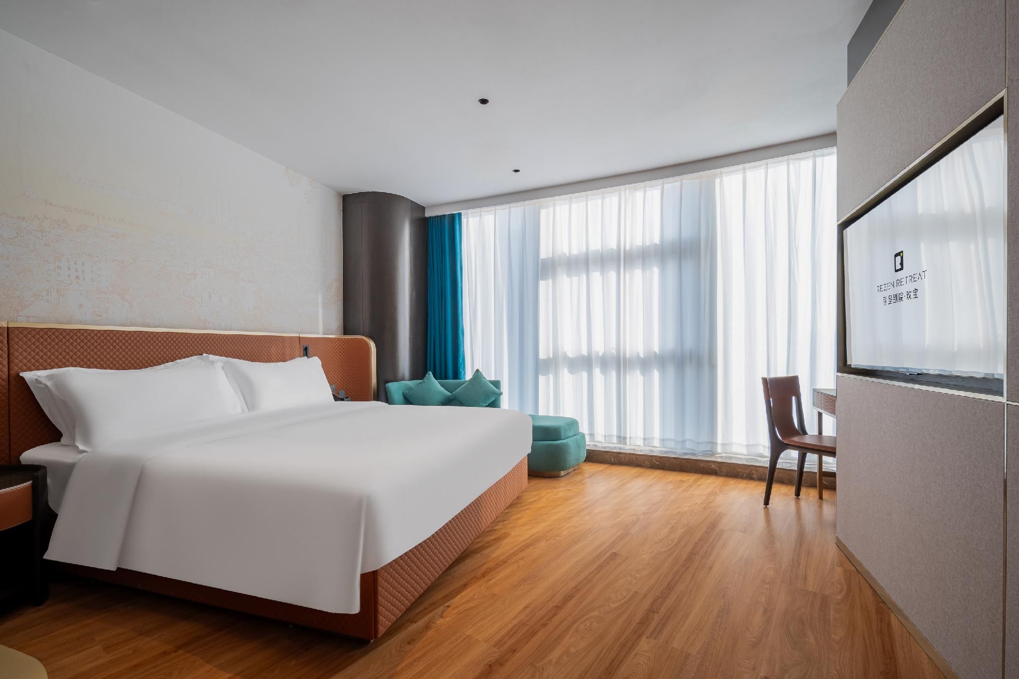 Rezen - Holiday Deluxe King Room