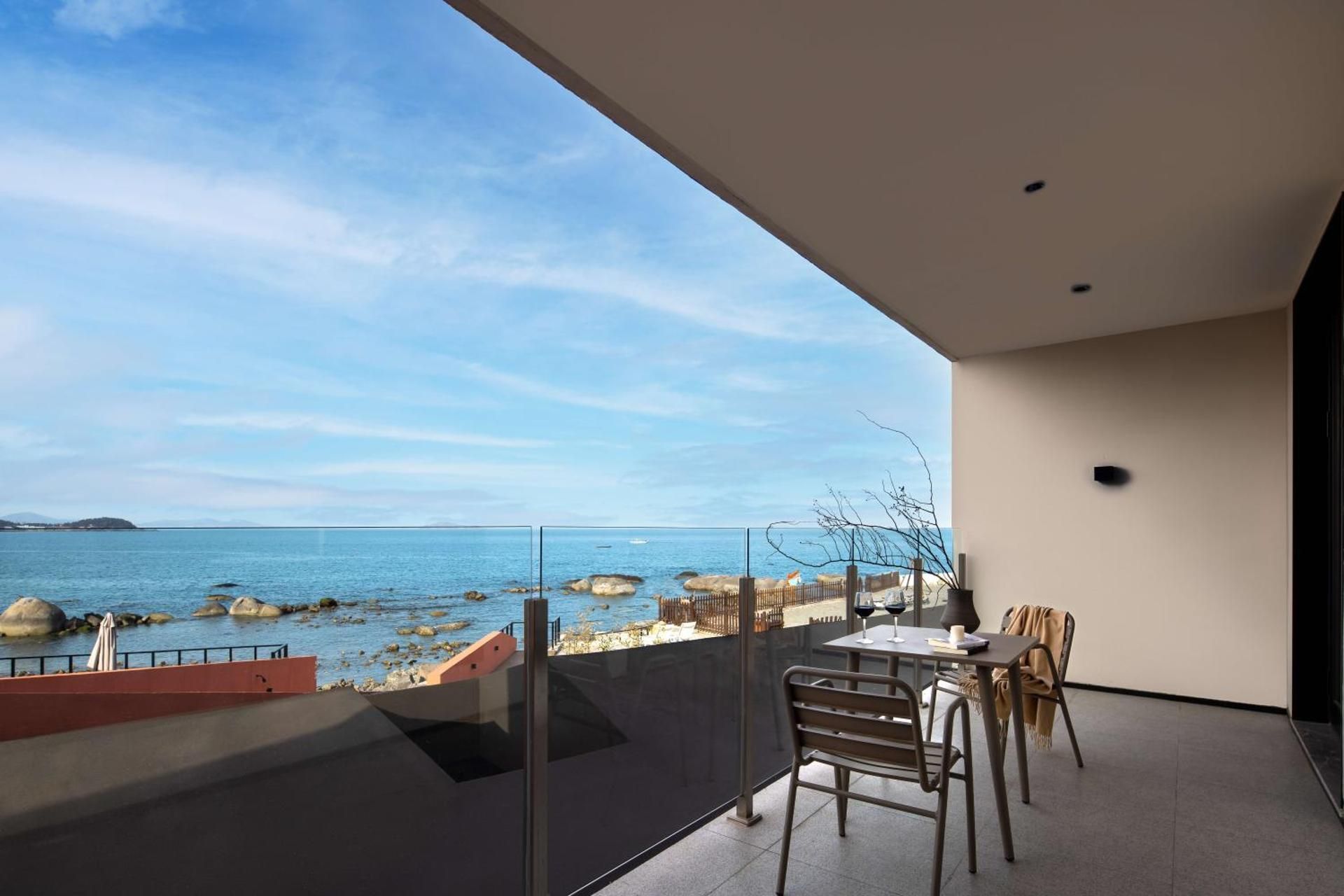 Balcony Courtyard Sea View Room- Mubai