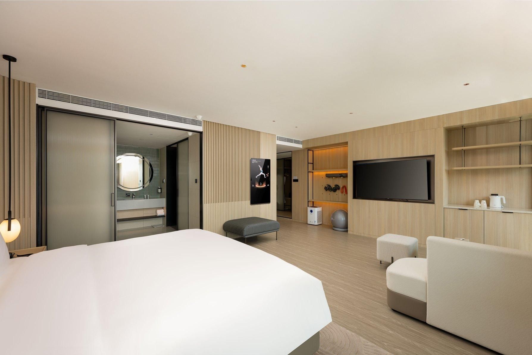 1 King Suite Smart Fitness Mirror