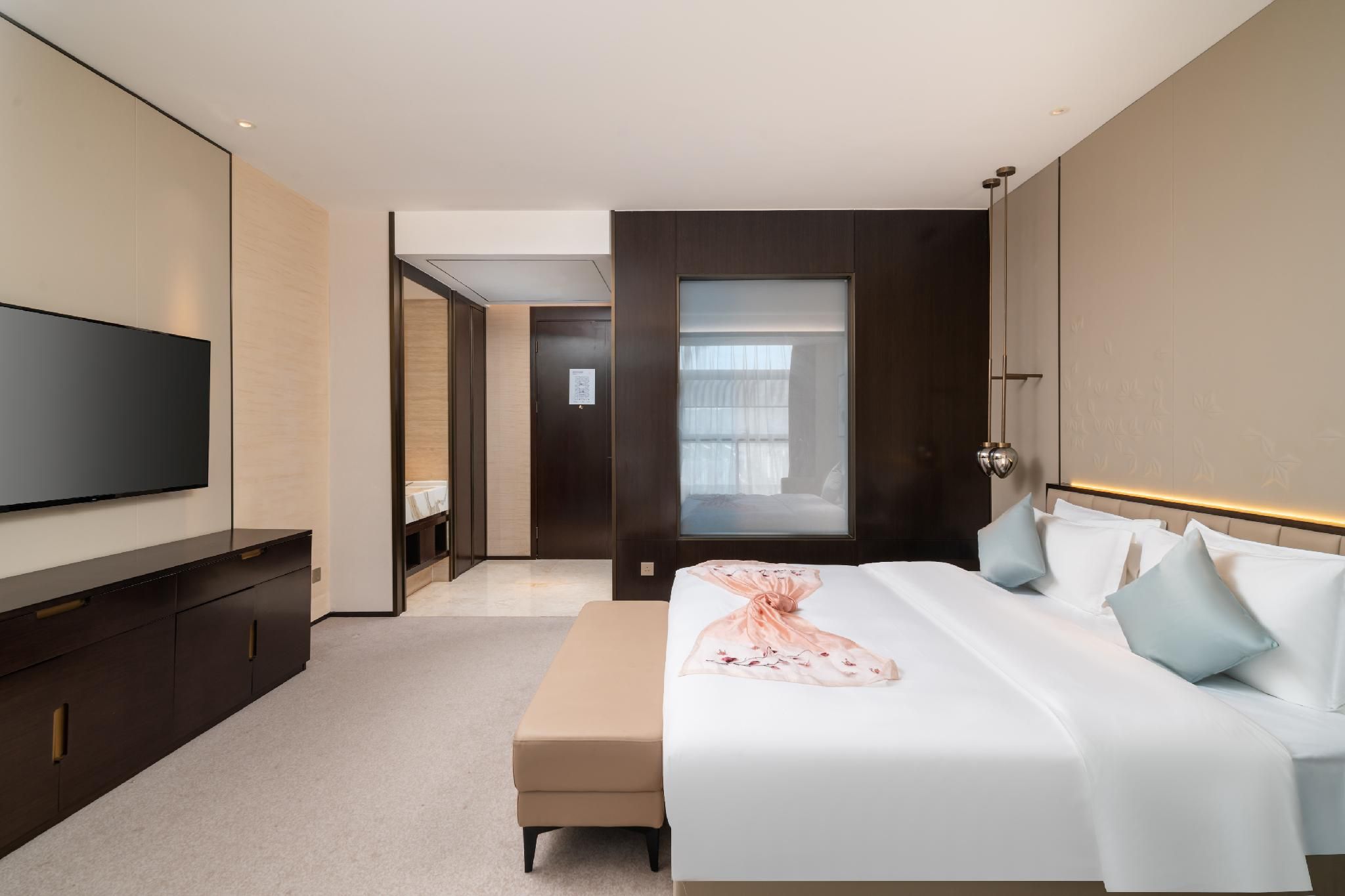 Stand Queen Room