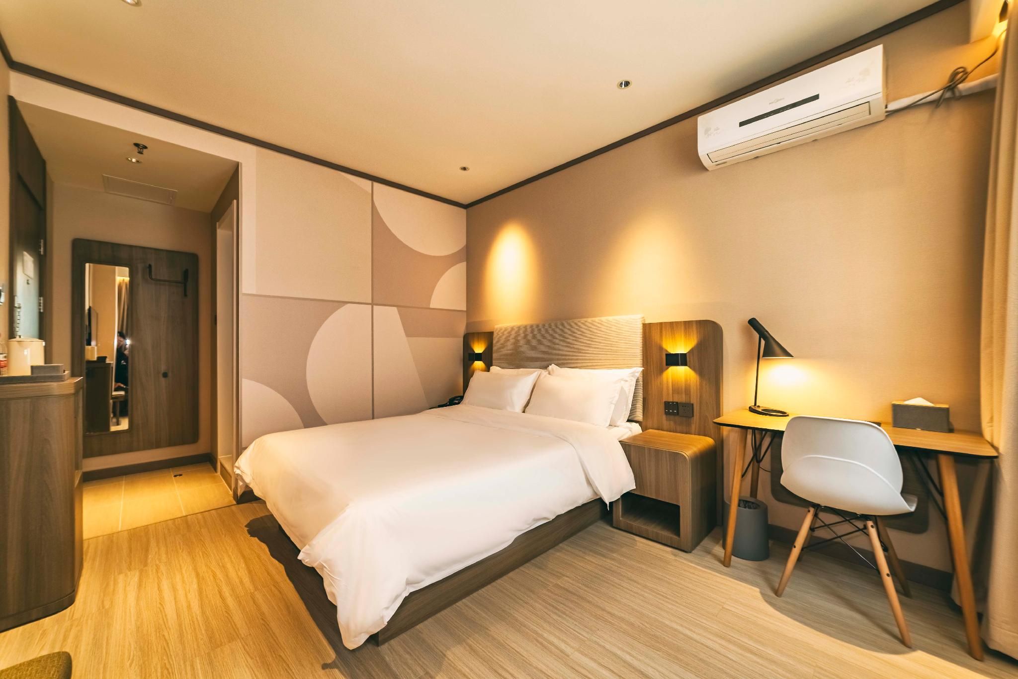 Huazhu - Room With Bed