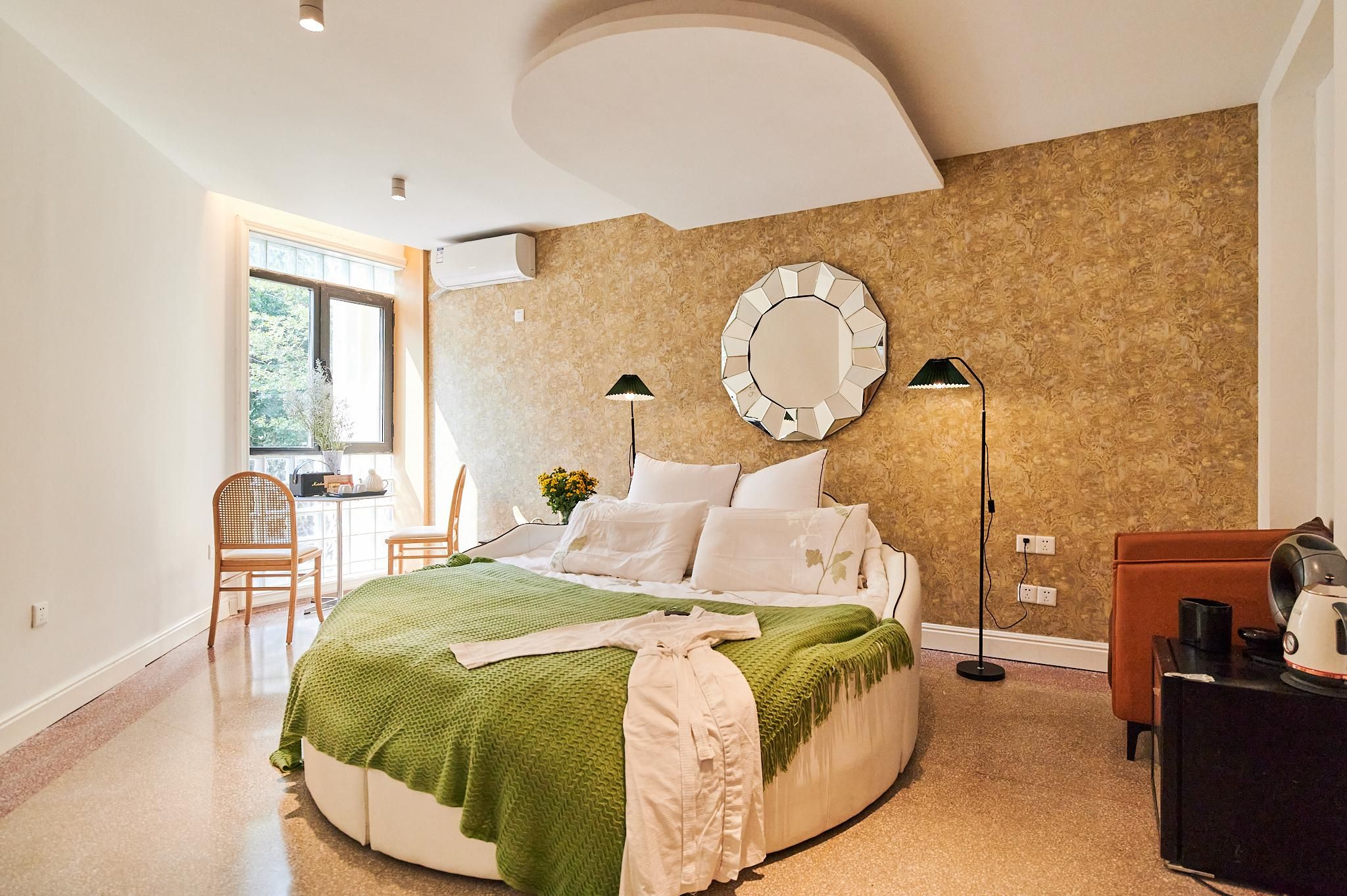 Round Bed Room