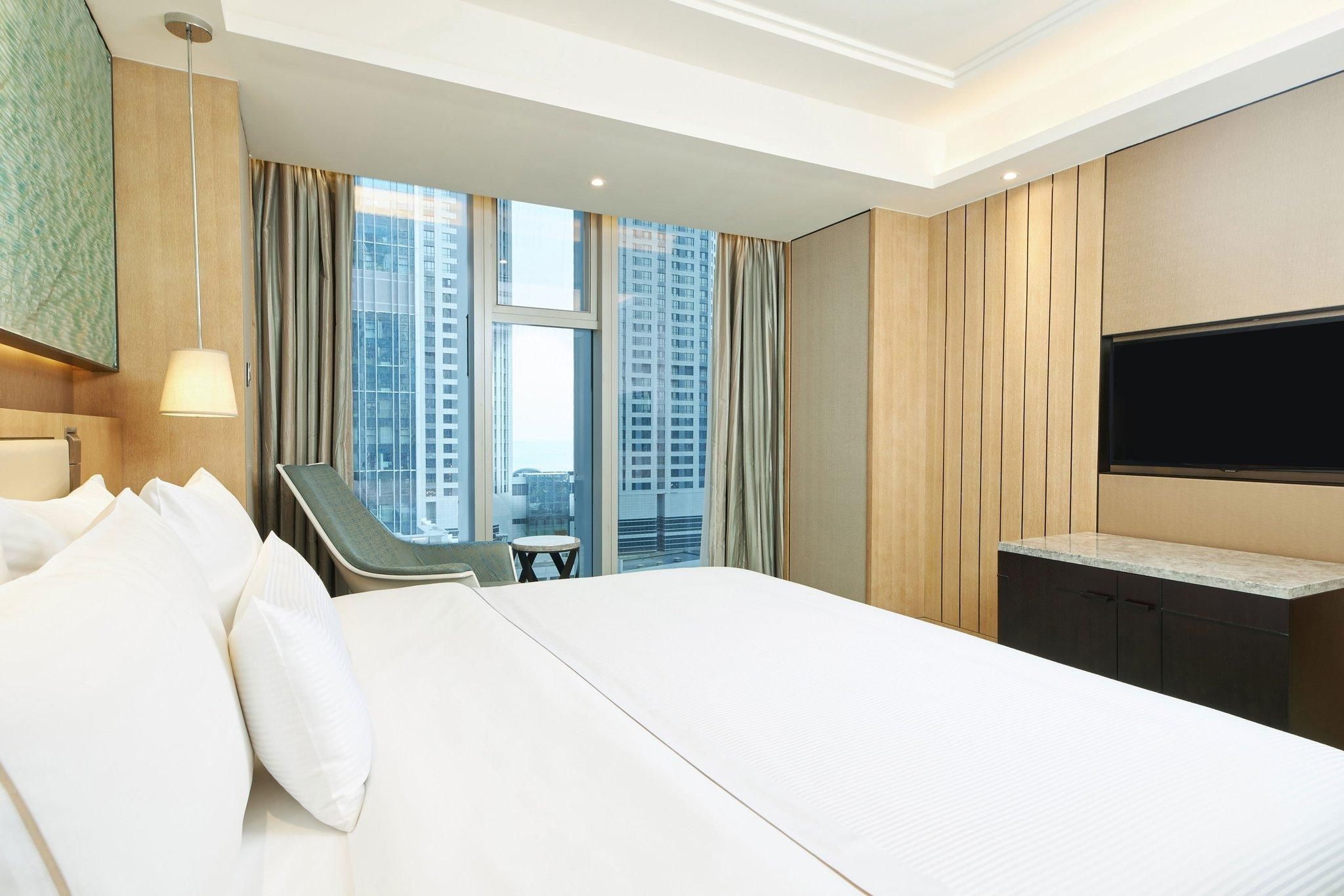 Club lounge access, 1 Bedroom Junior Suite, 1 King, City view