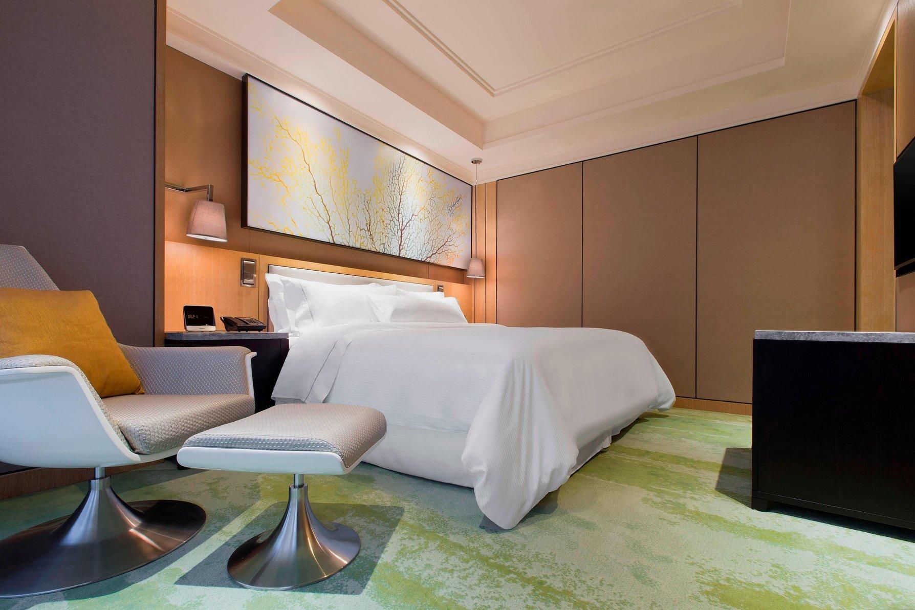 Club lounge access, 1 Bedroom Junior Suite, 1 King, City view
