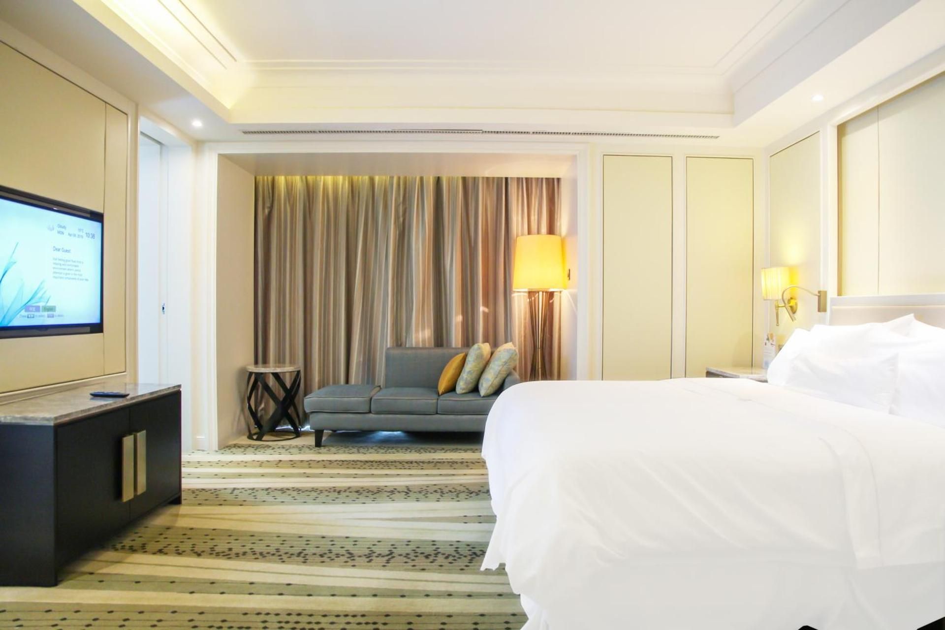 1 Bedroom Suite, 1 King, City view