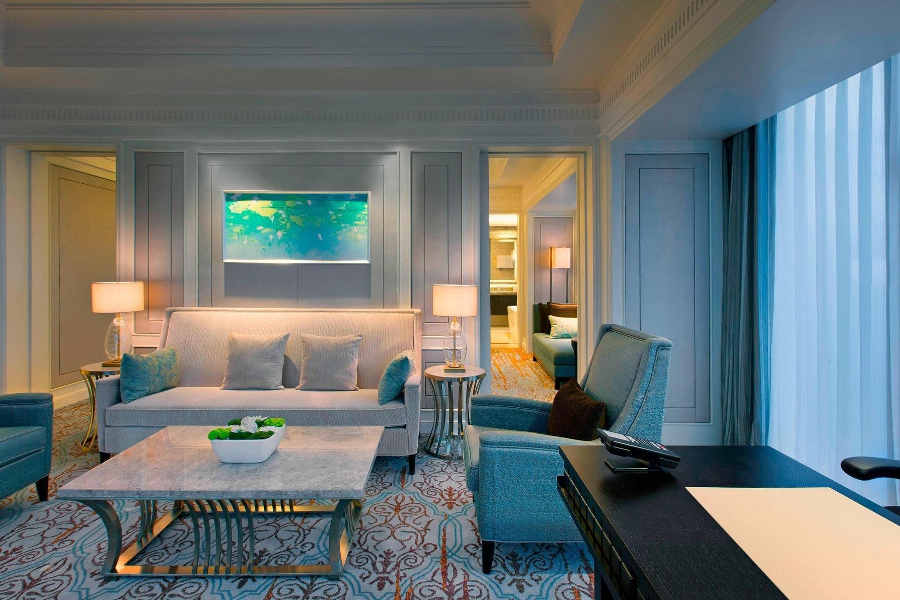 Club lounge access, 1 Bedroom Larger Suite, 1 King, City view
