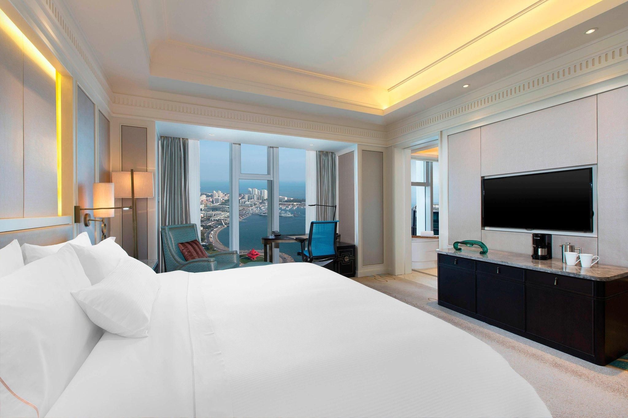 Club lounge access, 1 Bedroom Larger Suite, 1 King, Ocean view, High floor