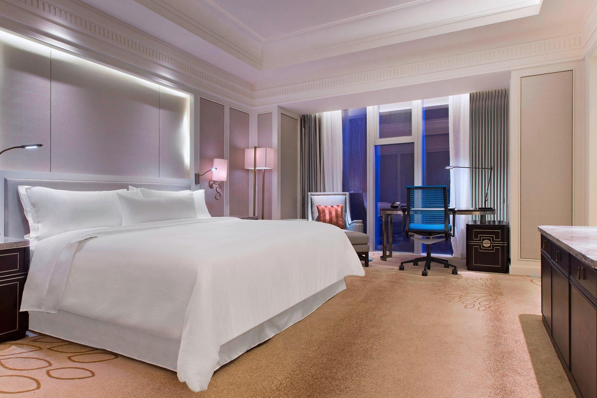 Club lounge access, Guest room, 1 King, Ocean view, High floor