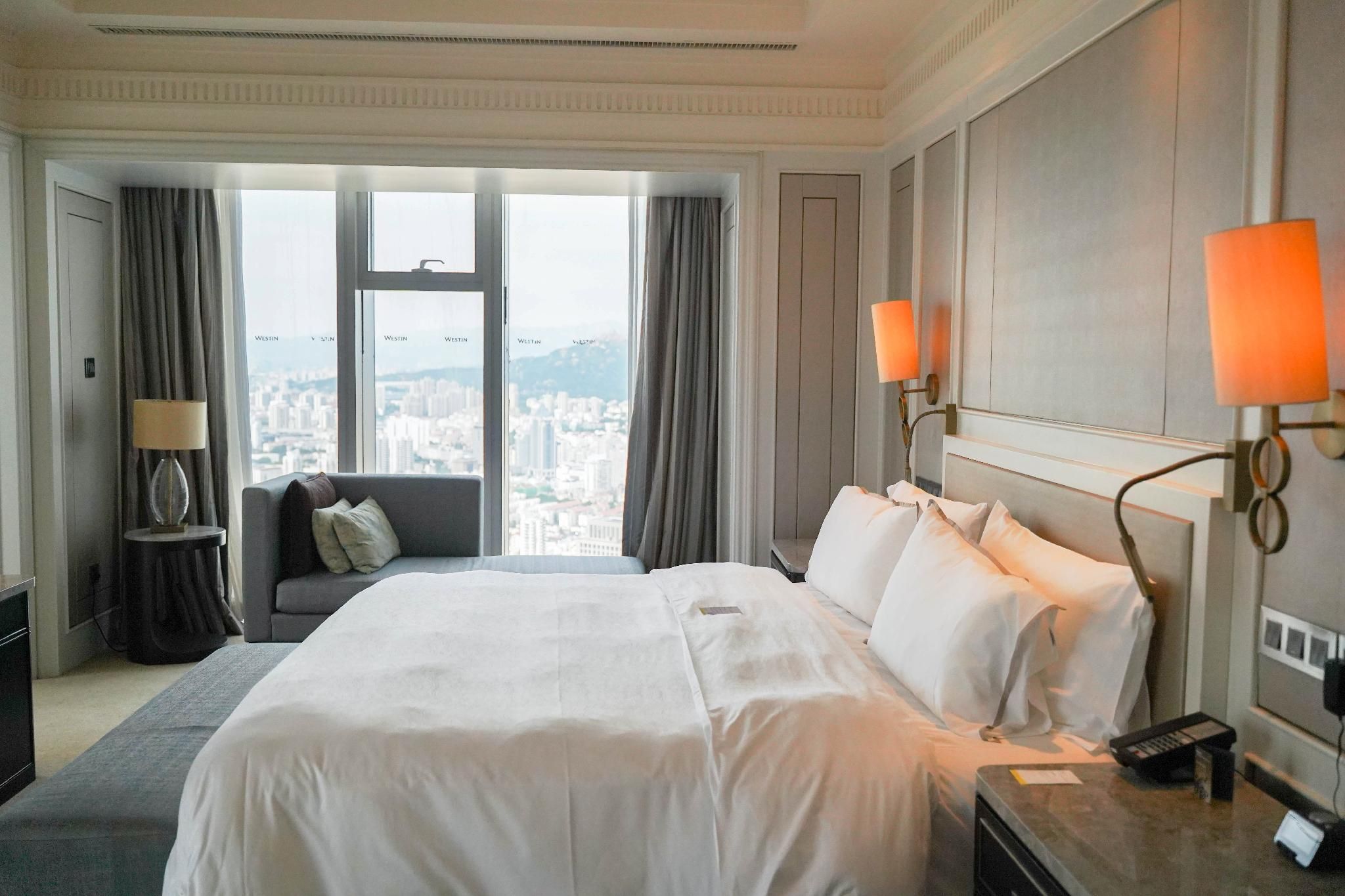 Club lounge access, 1 Bedroom Residential Suite, 1 King, City view, High floor