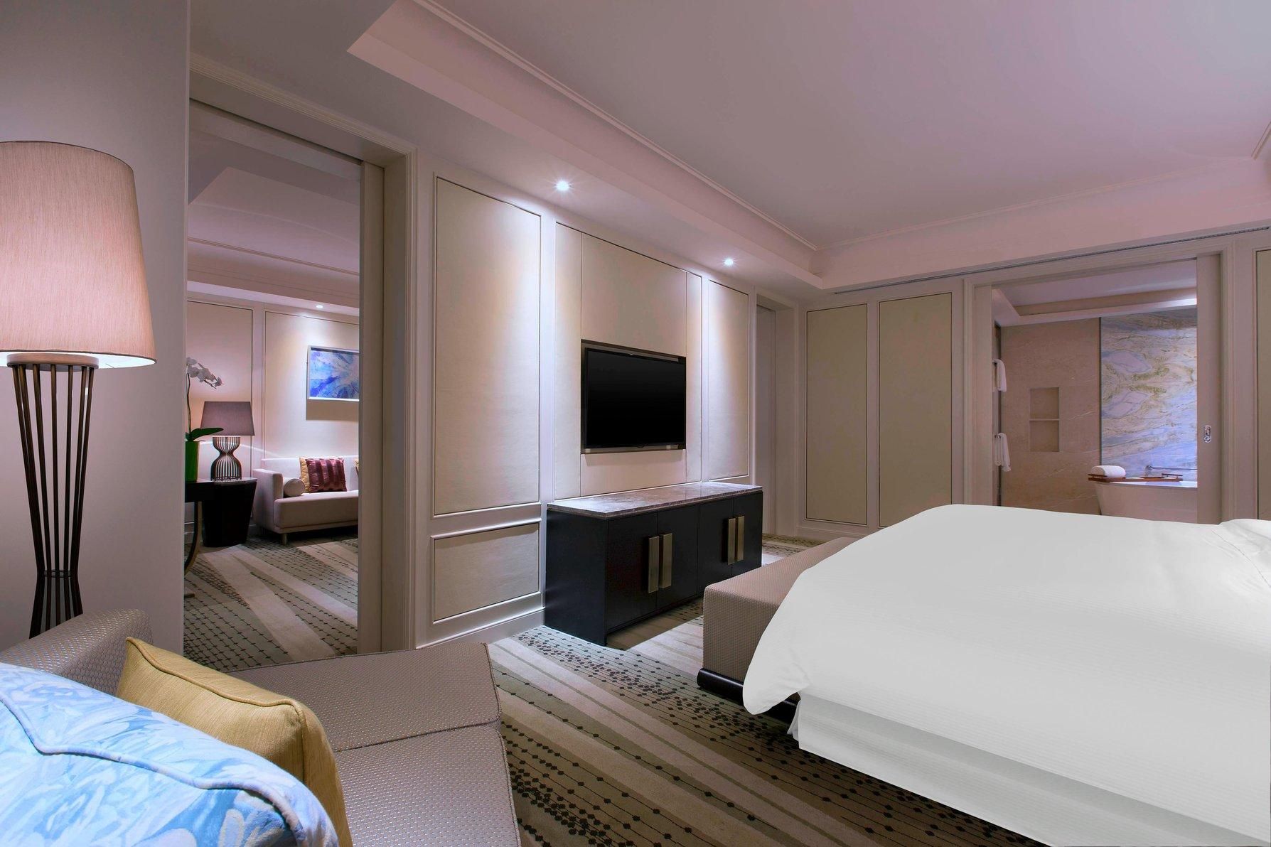 Club lounge access, 1 Bedroom Larger Suite, 1 King, City view