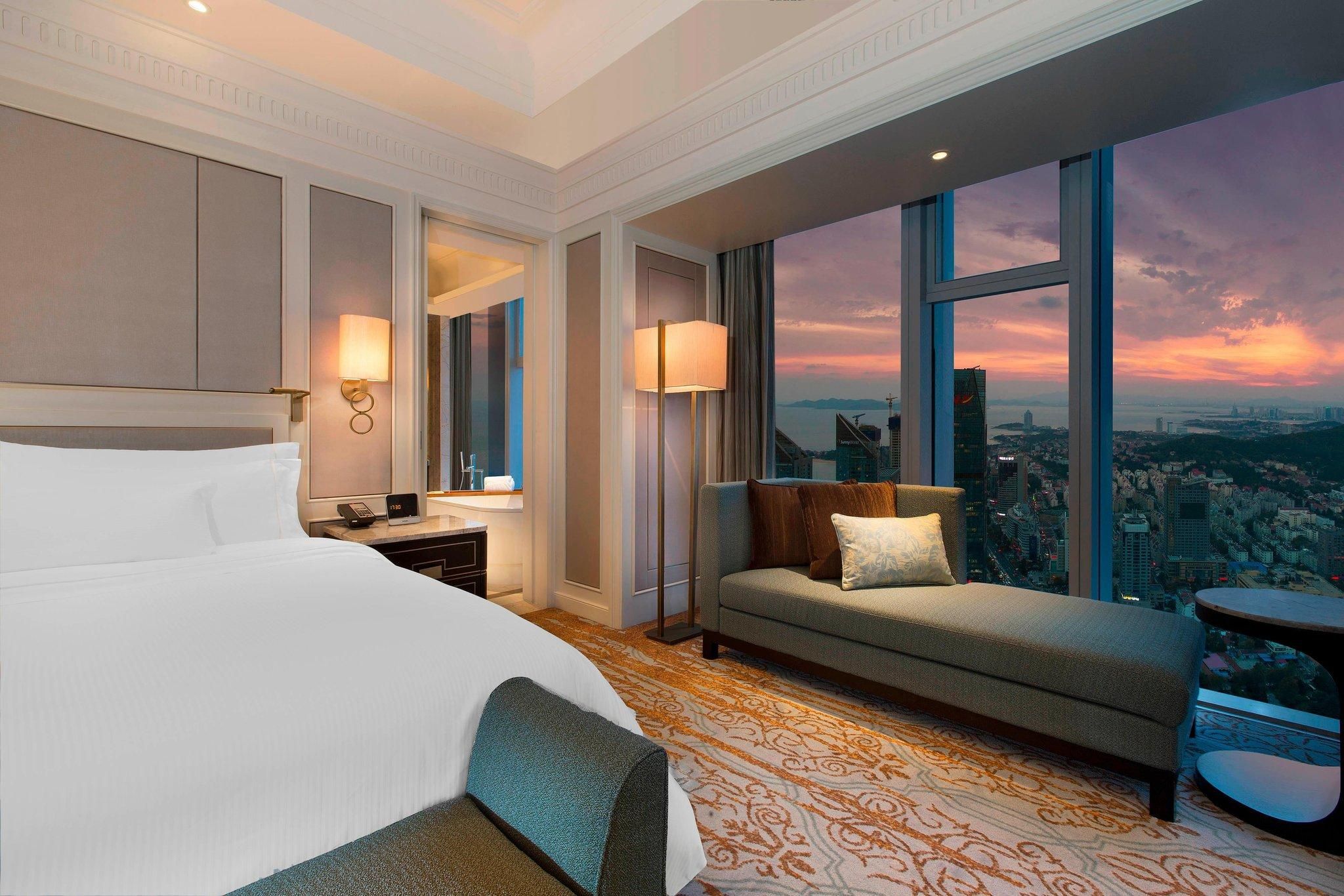 Club lounge access, 1 Bedroom Larger Suite, 1 King, Ocean view, High floor