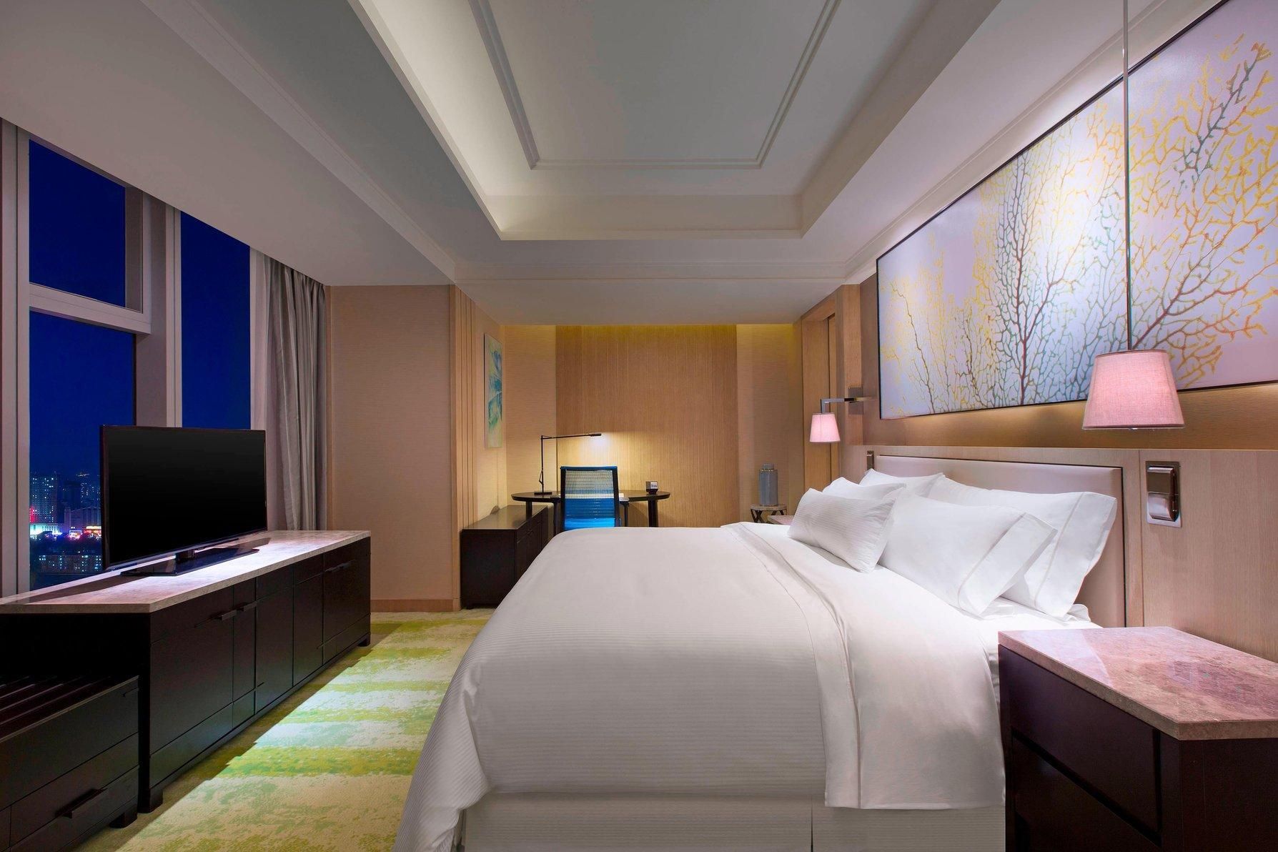 Guest room, 1 King, City view