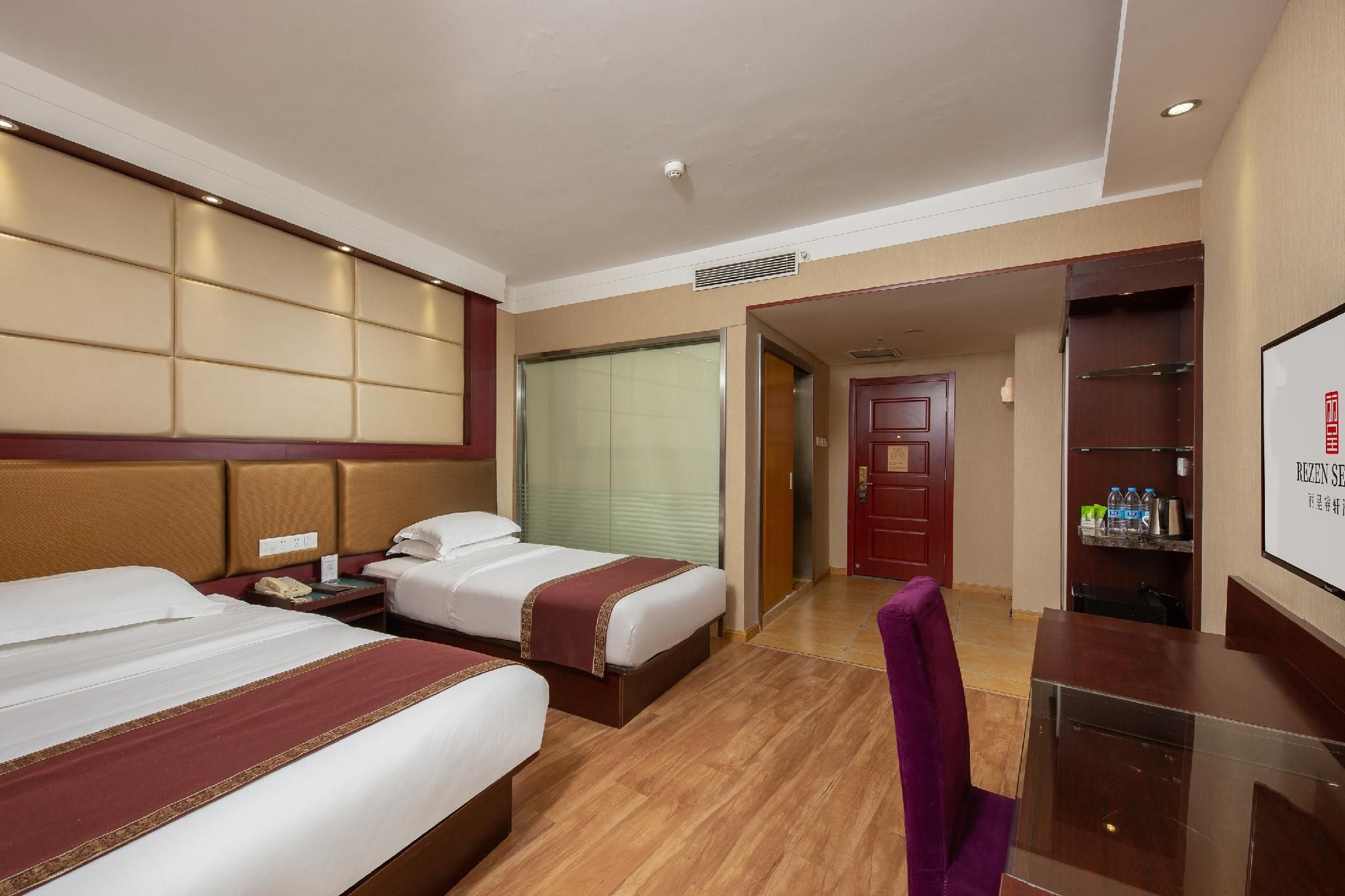 Rezen - Parent Child Family Room