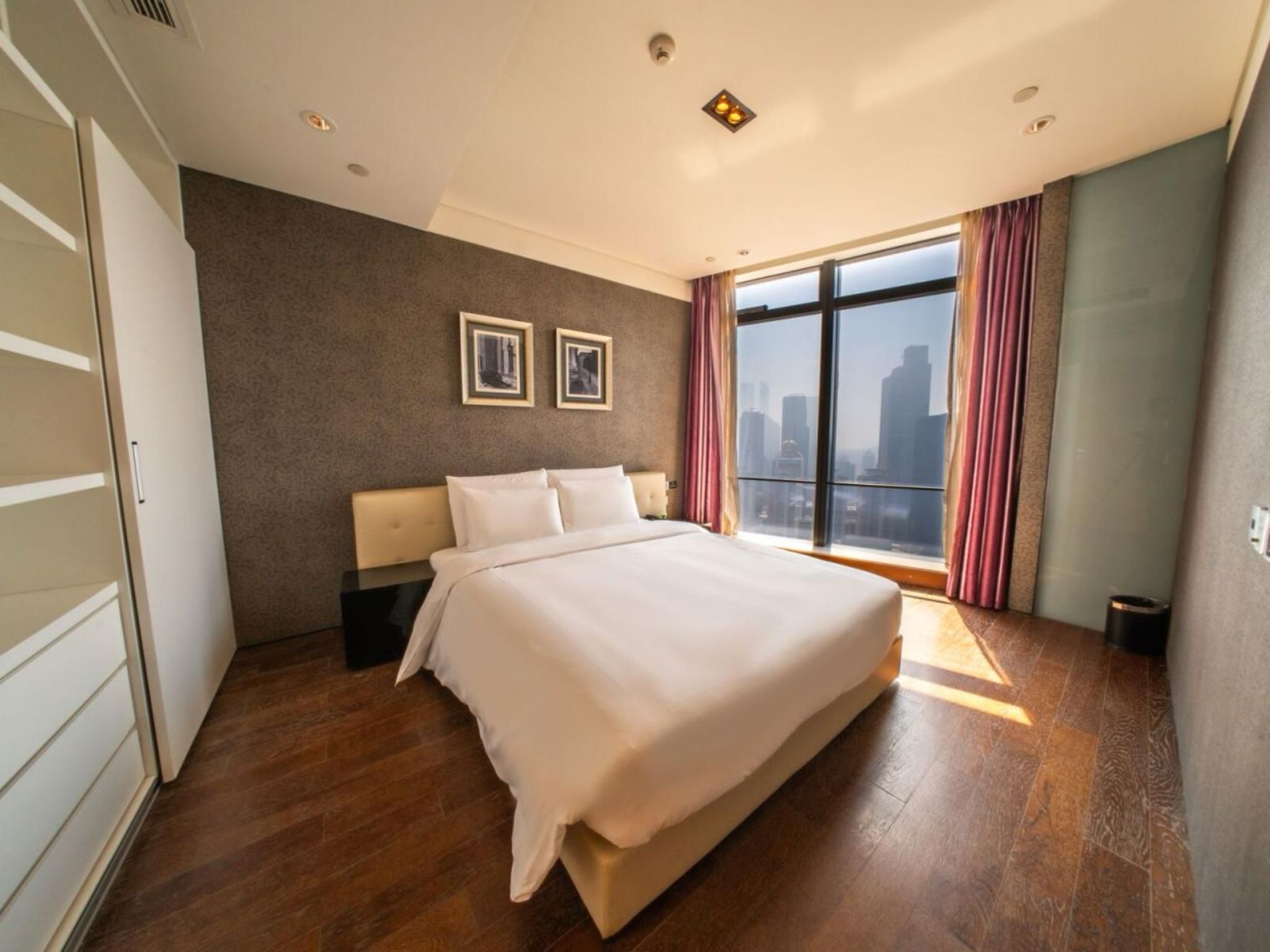 Deluxe Suite with Side sea view