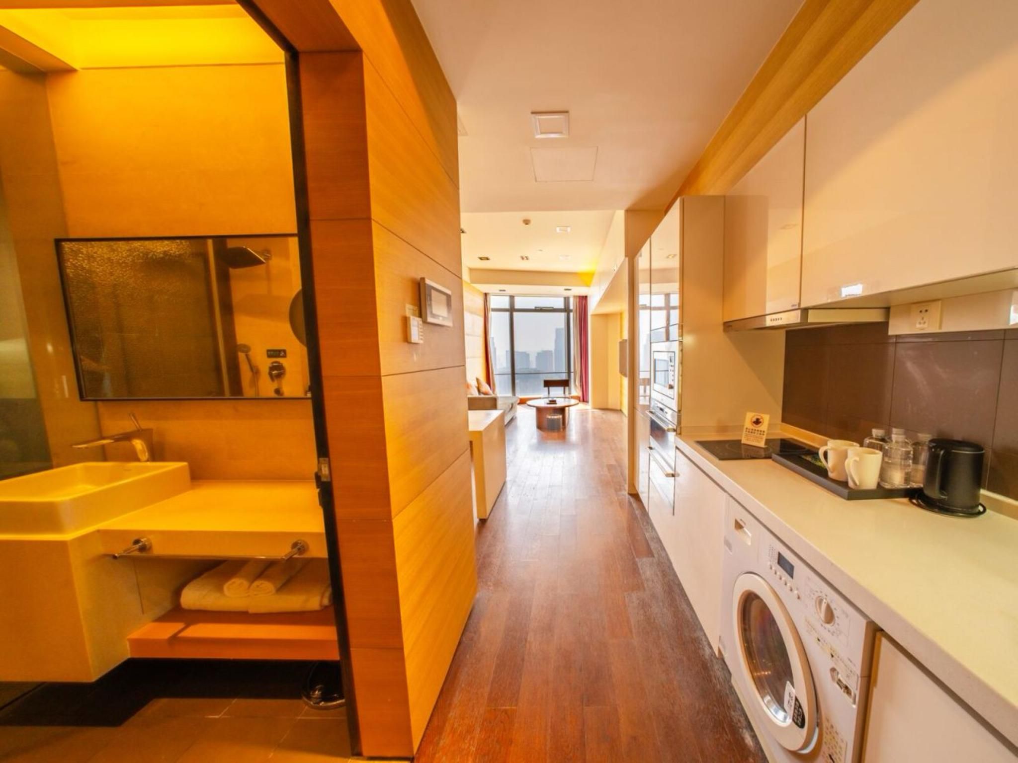 Deluxe Suite with Side sea view